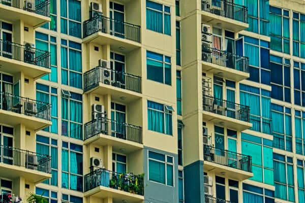 hotel de veraneo donde la gente hace balconing