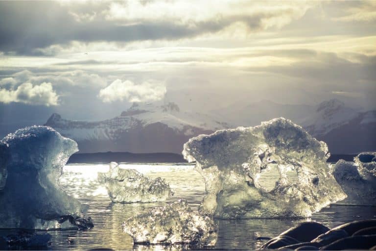 trozos de hielo que flotan por el mar