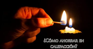 imagen-de-una-mano-con-una-cerilla-encendiendo-una-vela