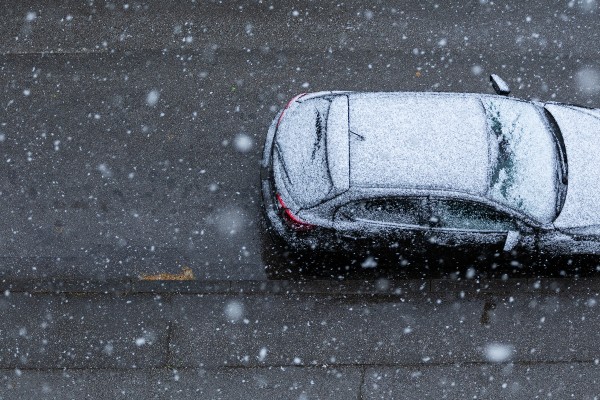 coche en carretera con hielo