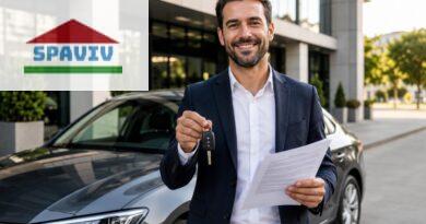 Persona con llaves de coche y documentos para solicitar un crédito por su coche