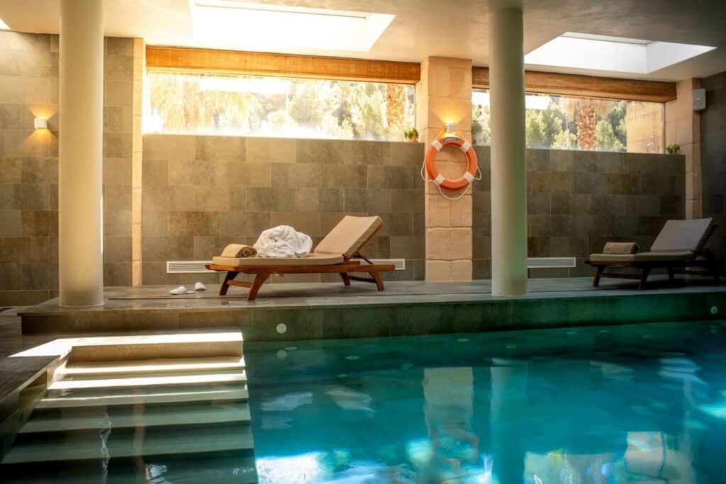Piscina de un circuito spa con tumbona